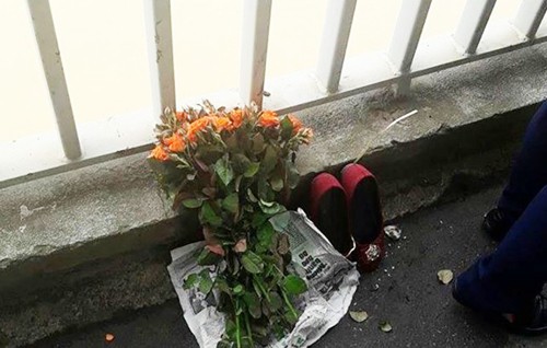 Cô gái để lại bó hoa hồng và đôi giày nhảy cầu tự tử - 1