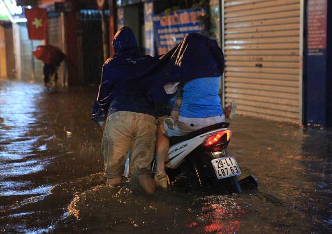 Hà Nội: Sau mưa lớn, xe máy phải dắt bộ, ô tô gọi cứu hộ - 12