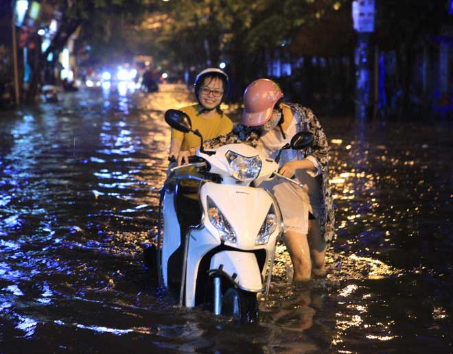 Hà Nội: Sau mưa lớn, xe máy phải dắt bộ, ô tô gọi cứu hộ - 10