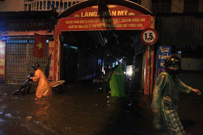 Hà Nội: Sau mưa lớn, xe máy phải dắt bộ, ô tô gọi cứu hộ - 18