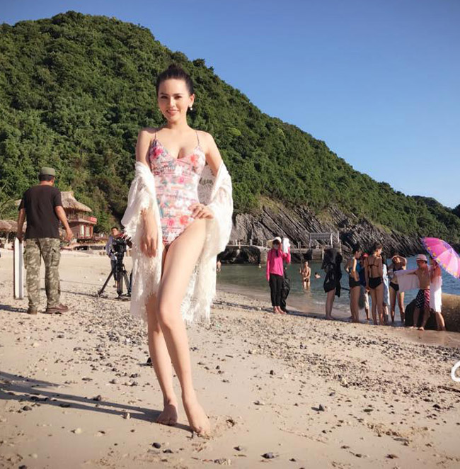 Phi Huyền Trang tranh thủ khoe dáng áo tắm trên bãi biển đông người. 
