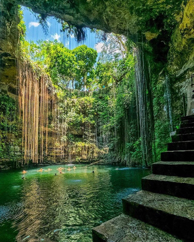 Hồ bơi Ik-Kil, Mexico: Để tiếp cận được được bể bơi tự nhiên này, du khách phải trèo xuống cầu thang cao 26m. Hồ có độ sâu 40m và đường kính 60m.