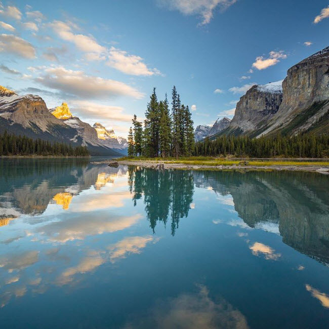 Núi Edith Cavell, Canada: Ngọn núi được bao quanh bởi phong cảnh tuyệt đẹp bao gồm sông băng Angel và vùng Cavell.