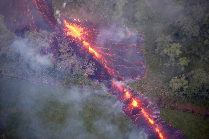 &#34;Cổng địa ngục&#34; khổng lồ bắn ra bom dung nham tung tóe ở Hawaii - 3