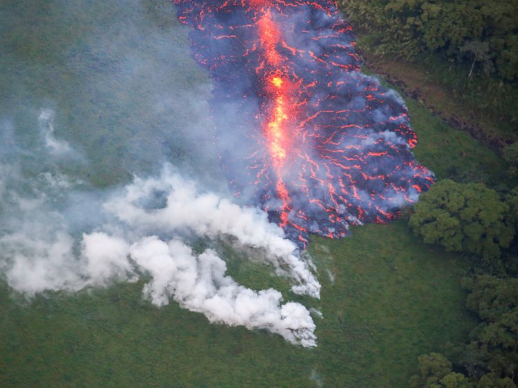 &#34;Cổng địa ngục&#34; khổng lồ bắn ra bom dung nham tung tóe ở Hawaii - 2