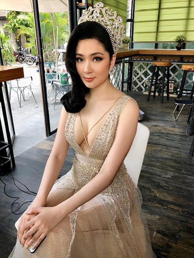 Đây là hình ảnh mới nhất của Hoa hậu Việt Nam - Nguyễn Thị Huyền. Sau 14 năm đăng quang, cô ngày càng quyến rũ, mặn mà. 
