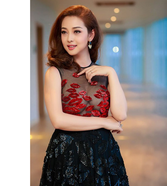 Cận cảnh vẻ đẹp gợi cảm của Hoa hậu Jennifer Phạm. 