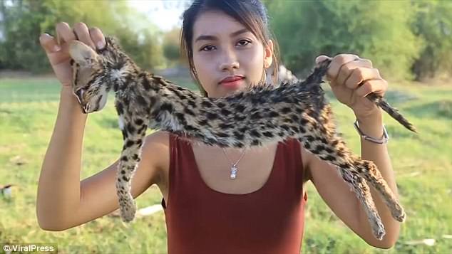 Cô gái Campuchia bị bắt vì giết động vật hoang dã rồi nấu ăn - 1