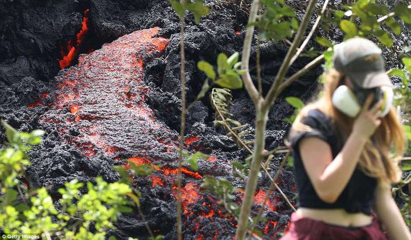 Núi lửa Hawaii phun ra “bom nham thạch” bằng chiếc ô tô - 4