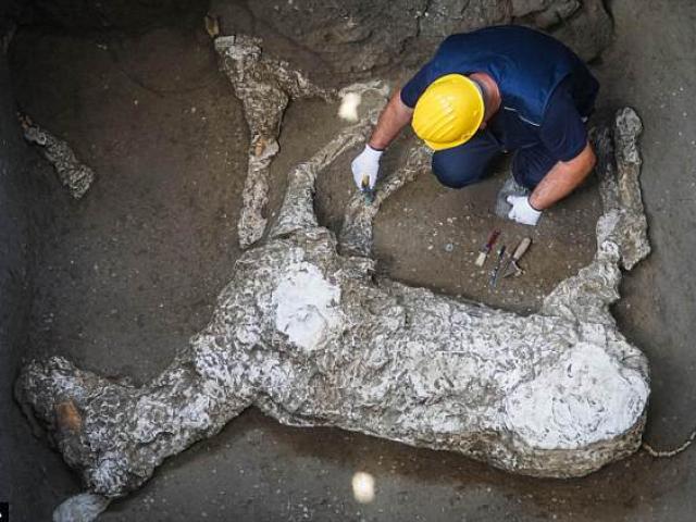 Phát hiện “xác ướp” 2.000 năm nguyên vẹn phi thường ở Ý