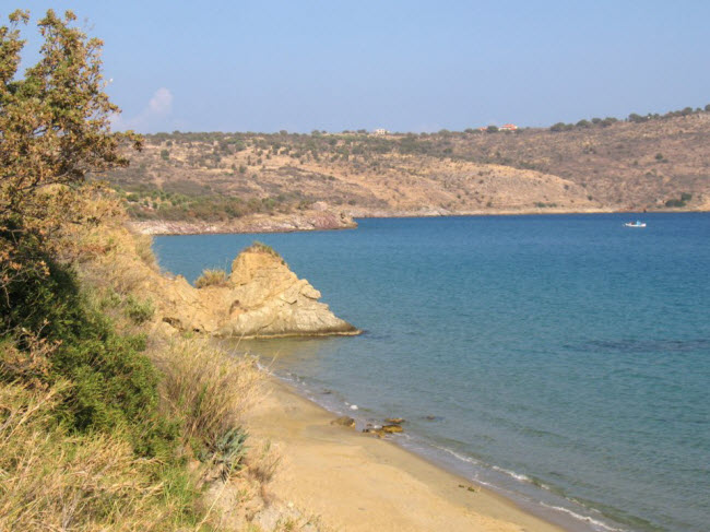 Skoutari, Hi Lạp: Muốn tránh những nơi đông đúc ở Peloponnese, hãy tới các bãi biển hẻo lánh trên đảo Skoutari. Nơi đây có 3 bãi biển đá cuội gồm Kalamakia, Skoutari và Agia Varvara được cách với nhau bằng vách đá dựng đứng.