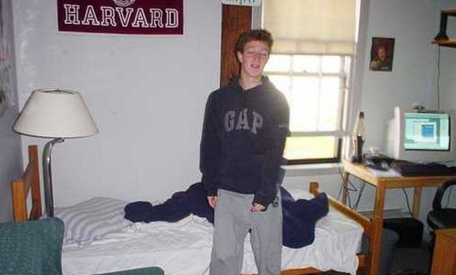 Cũng trong năm 2004, Mark Zukerberg quyết định bỏ học, tương tự như Bill Gates - nhà đồng sáng lập Microsoft.