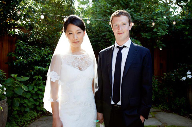Zuckerberg kết hôn với bạn gái lâu năm của mình, Priscilla Chan, người mà anh gặp trong khi vẫn còn đang học tại Harvard.