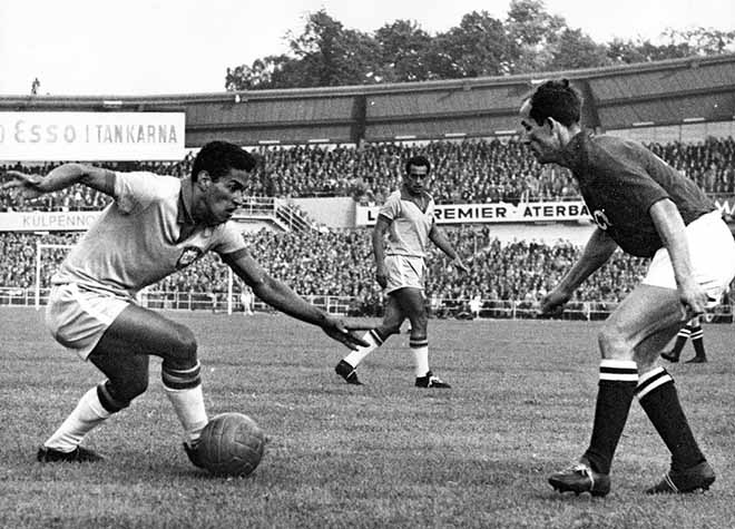 Siêu &#34;dị nhân&#34; World Cup: Garrincha - Thiên tài chân cong, vĩ đại hơn Pele - 3