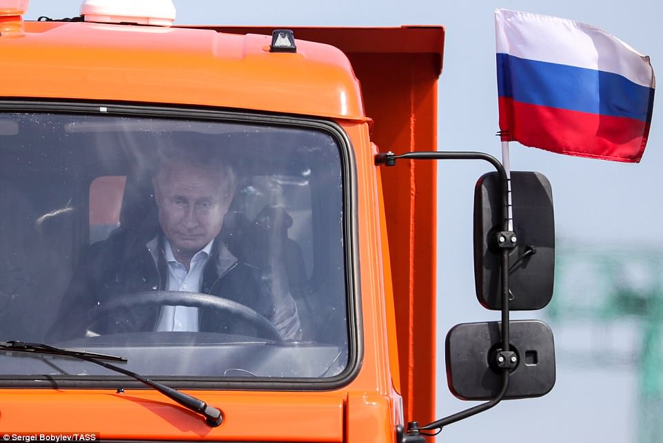 Putin lái xe tải qua cầu nối bán đảo Crimea - 1
