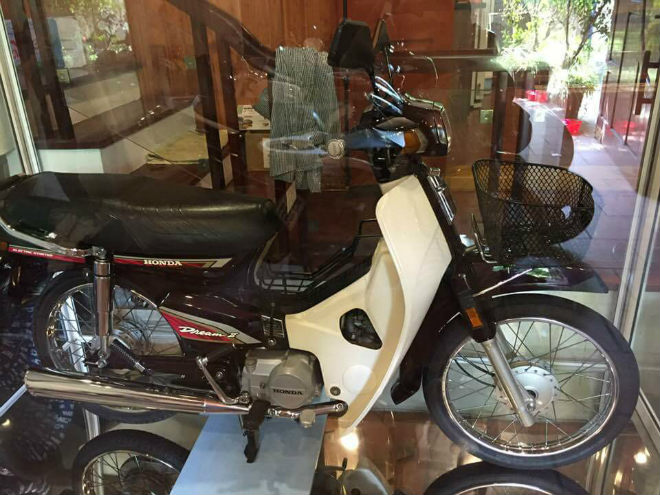 Xôn xao Honda Dream II để trong tủ kính giá vài lô đất Hà Nội - 4