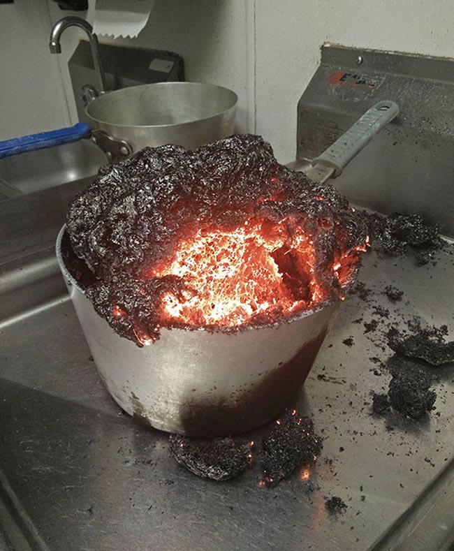 Đây đích thực là một ngọn núi lửa đã phun trào ngay trong căn bếp.