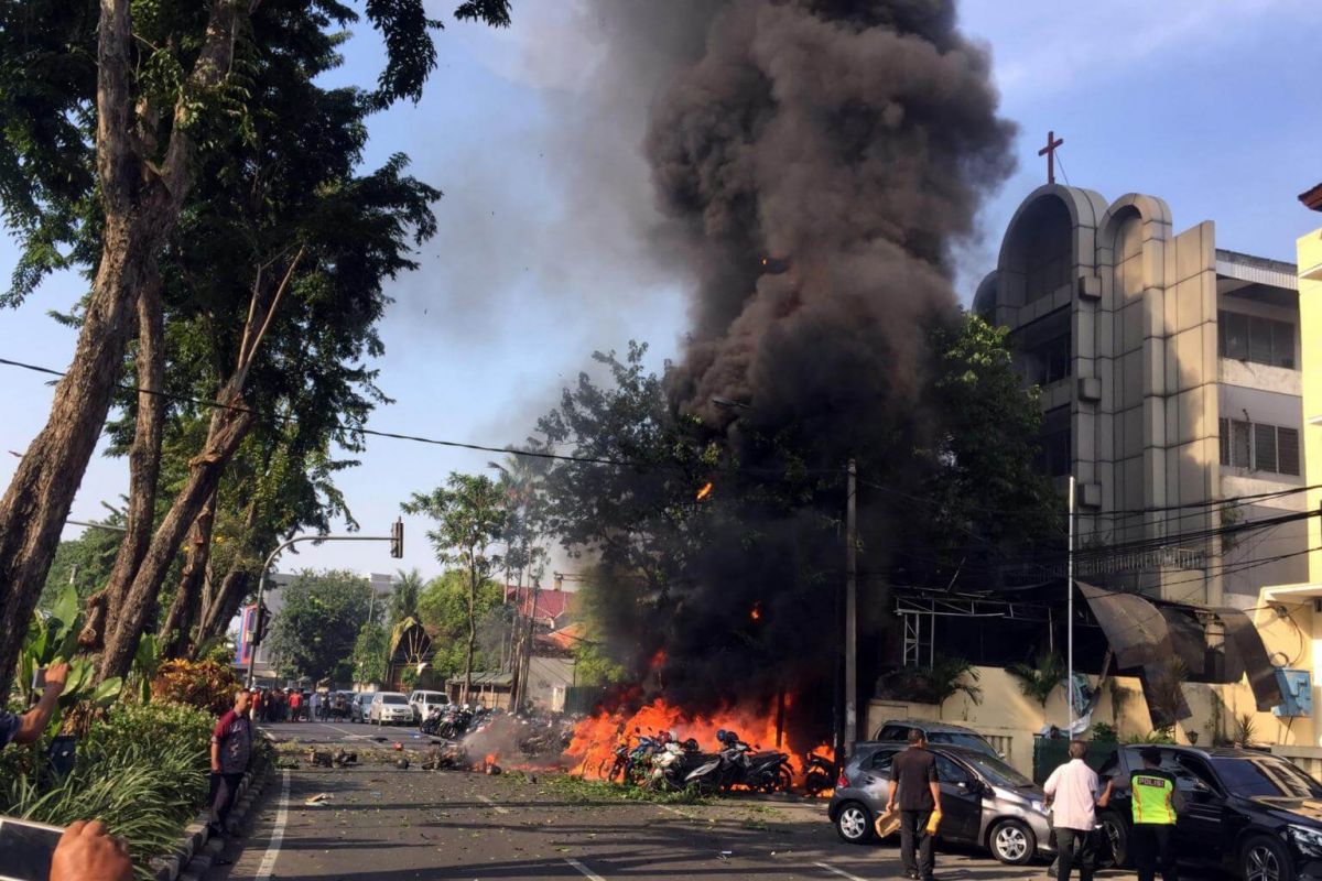 Phát hiện đáng sợ về ba gia đình đánh bom liều chết ở Indonesia - 1