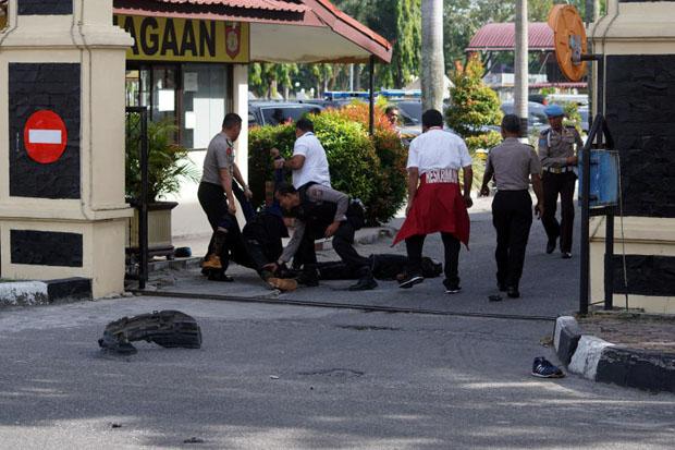 Mang kiếm Nhật tấn công đồn cảnh sát, 4 người Indonesia lãnh hậu quả - 1