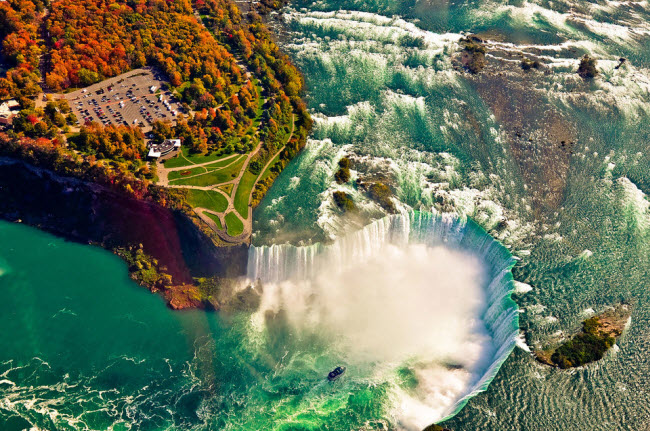 Thác Niagara, Canada: Cho dù quan sát vào ban ngày hay đêm, từ đài quan sát hay dưới thuyền, 3.160 tấn nước chảy xuống thác Niagara mỗi giây thực sự là cảnh tượng ngoạn mục đối với bất cứ du khách nào.