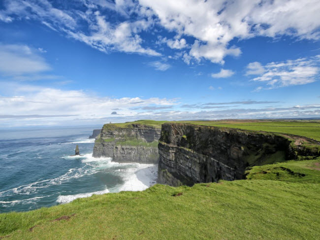Vách đá Moher, Ireland:  Nằm ở bờ biển phía tây Ireland, điểm cao nhất của vách đá Moher là 214m.
