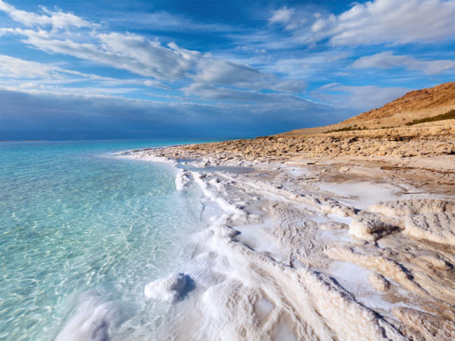 Biển Chết, Israel: Do hàm lượng muối cao, nên không loài sinh vật nào ngoài vi khuẩn có thể tồn tại ở biển Chết. Du khách có thể dễ dàng nổi trên mặt nước và bùn ở đây được cho là có tác dụng chữa bệnh.