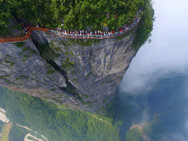 Vườn quốc gia Trương Gia Giới, Trung Quốc: Thắng cảnh ở đây không dành cho những người sợ độ cao. Phong cảnh trong vườn quốc gia Trương Gia Giới được cho là cảm hứng cho bối cảnh của bộ phim Avatar.