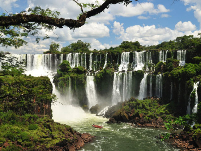 Thác Iguazu, Argentina và Brazil: Nằm giữa biên giới Argentina và Brazil, Iguazu là hệ thống thác lớn nhất trên thế giới.