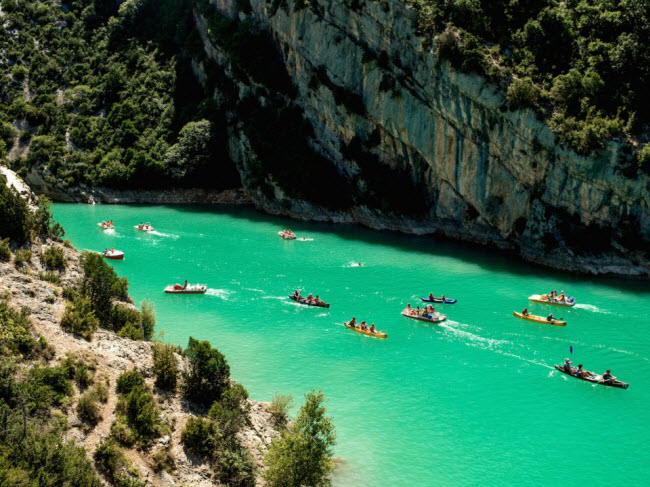 Hẻm núi Verdon Gorge, Pháp: Nằm trên sông Verdon ở miền đông nam Pháp, hẻm núi Verdon Gorge nổi tiếng với nước trong xanh thích hợp cho hoạt động chèo thuyền và các môn thể thao nước.