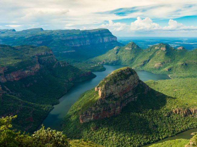 Hẻm núi Blyde, Nam Phi: Hẻm núi Blyde nổi tiếng với những cấu trúc đá nhiều màu sắc và rừng cây xanh mướt.