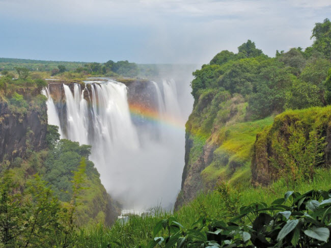 Thác Victoria, Zambia và Zimbabwe:  Tại đây, du khách có cơ hội chiêm ngưỡng cầu vồng khổng lồ thường xuyên xuất hiện giữa màn hơi nước và rừng xung quanh.