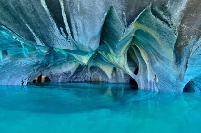 Hang động Marble, Chile: Hệ thống hang động này được hình thành qua quá trình xói mòn kéo dài hàng nghìn năm.