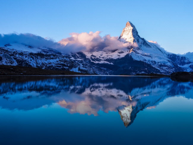 Matterhorn, Thụy Sĩ: Ngọn núi này nổi tiếng với đỉnh nhọn trông như kim tự tháp. Nó đã được lấy làm cảm hứng cho hệ thống tàu lượt siêu tốc tại công viên Disneyland.