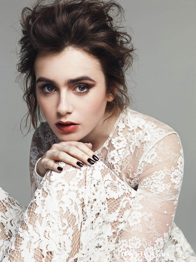 Lily Collins có nhan sắc rất thanh thiện, thanh tú.