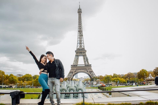 Do đặc thù công việc, anh có thể thỏa mãn niềm đam mê du lịch. Trong ảnh, chàng kĩ sư điển trai chia sẻ khoảnh khắc ngọt ngào và lãng mạn với bạn gái tại thủ đô Paris, Pháp.