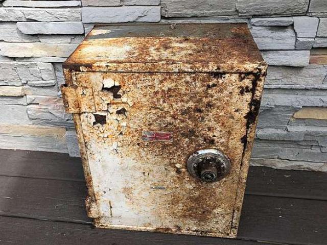 Mỹ: Tìm thấy két sắt cũ đầy tiền, vàng và kim cương khi sửa nhà