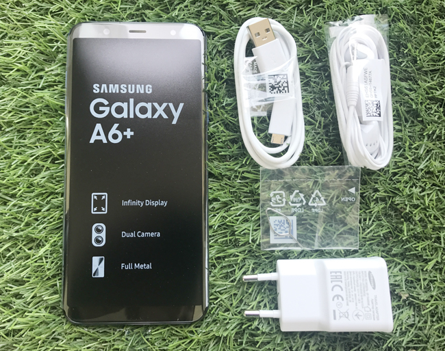 Bên trong bao gồm chiếc Galaxy A6+, chân sạc, tai nghe, dây cáp kết nối, cây chọc SIM