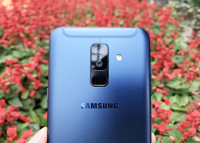 Cụm camera kép của Galaxy A6+ được thiết kế vị trí trung tâm mặt sau, đặt dọc, bên phải là đèn flash LED, logo Samsung ở ngay phía dưới có thiết kế khá hài hòa. Phần trên và dưới là vạch ăng-ten
