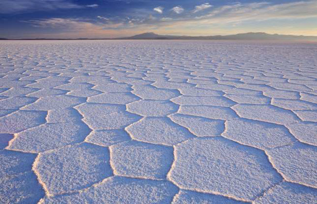 Salar de Uyuni, Bolivia: Nhiều cư dân mạng đã đăng tải những hình ảnh của cánh đồng muối tuyệt đẹp này, nằm dọc dãy núi Andes ở Bolivia. Tới đây, du khách có cảm giác như đang ở trên một thành tinh khác.