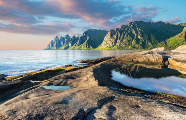 Senja, Na Uy: Đất nước Na Uy có nhiều cảnh đẹp hơn bất cứ nơi nào khác ở châu Âu. Hòn đảo Senja ở Vòng Bắc Cực tạo dấu ấn riêng với những đỉnh núi nhọn. Điều đặc biệt nữa là ở đây gần như không có ban đêm vào mùa hè.