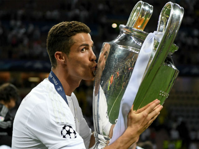 Real mạnh tay với Ronaldo: Thua Liverpool cúp C1, ”bố già” đuổi ra đường