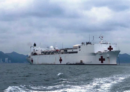 Cận cảnh tàu bệnh viện Mercy lớn nhất thế giới vừa đến Nha Trang - 1