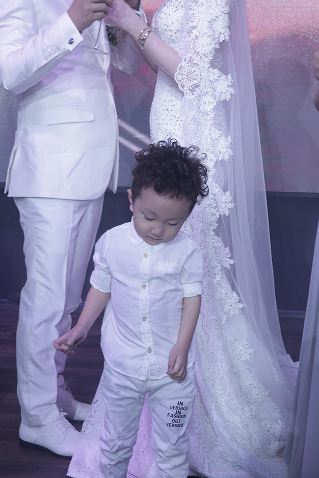 Bé Su Hào (4 tuổi) - con trai Tuấn Hưng tỏ ra hiếu động. Khi cô dâu chú rể làm lễ hay bố đang hát, Su Hào vẫn vô tư tinh nghịch trên sân khấu.