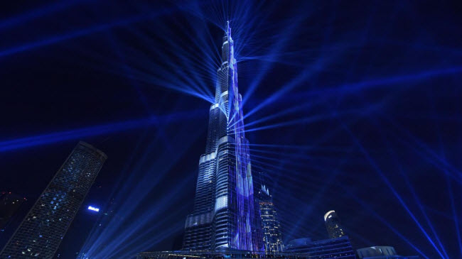 Burj Khalifa là biểu tượng của thành phố Dubai về vẻ hào nhoáng, quyến rũ và xa xỉ.