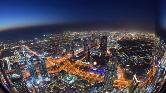 Khung cảnh từ trên tòa nhà Burj Khalifa cực kỳ ấn tương, đặc biệt vào lúc hoàng hôn và ban đêm.