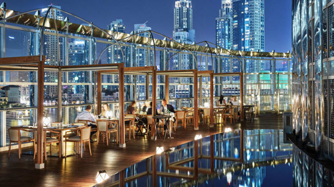 Khách sạn Armani Hotel Dubai có một số nhà hàng phục vụ món ăn đặc trưng của nhiều vùng trên thế giới. Nhà hàng Amal (ảnh) phục vụ các món ăn Ấn Độ trong một không gian đặc biệt.