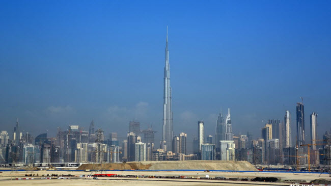 Tòa nhà ban đầu được đặt tên là Burj Dubai, nhưng sau đó được đổi thành Burj Khalifa để vinh danh Tổng thống UAE Sheikh Khalifa bin Zayed Al Nahyan, người đã tài trợ vốn để xây dựng công trình này.