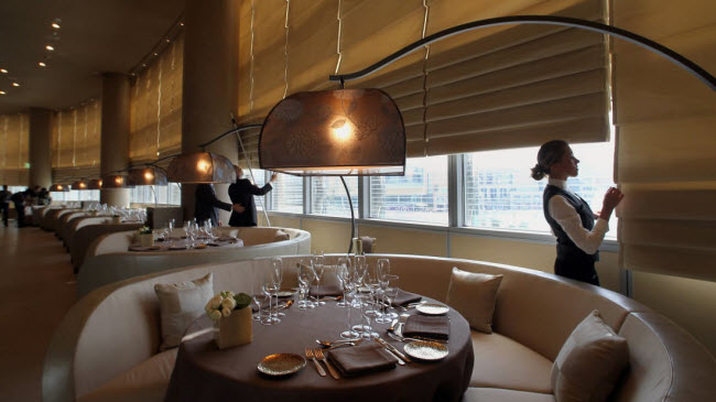 Khách sạn Armani Hotel Dubai có các nhà hàng theo phong cách Italia, Ấn Độ, Trung Âu và Địa Trung Hải.