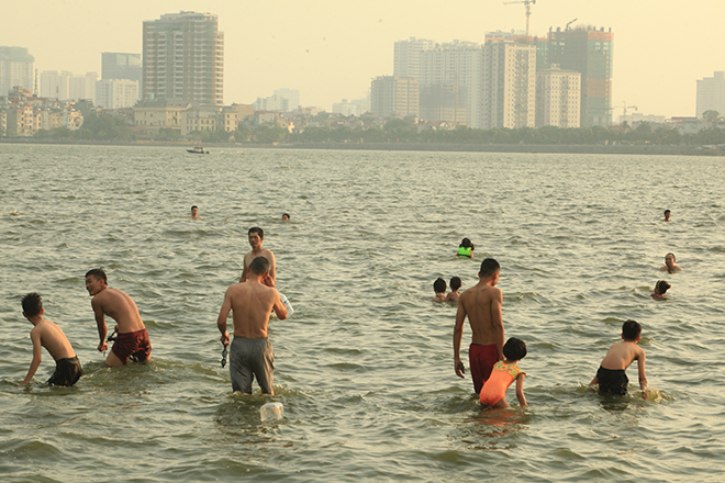 Nắng nóng, người dân giải nhiệt ở “bể bơi” lớn nhất Hà Nội - 1