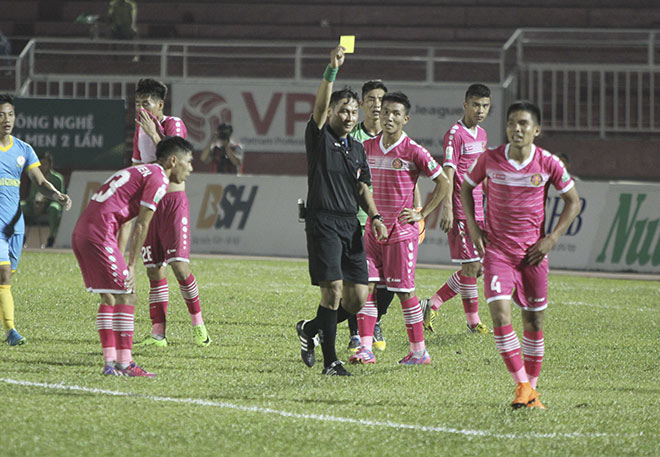 “Chết lặng” phút bù giờ, HLV Phan Văn Tài Em tố trọng tài không công tâm - 2